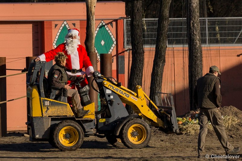 _DSC0275.JPG - De kerstman helpt weer mee